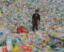 男子被埋5米高塑料瓶堆