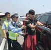 交警砸豪车救人