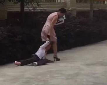 东莞女教师拖拽女生头发绕操场走一圈